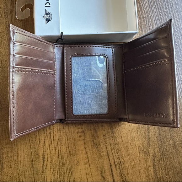 New in box Dockers brown leather wallet - Picture 3 of 6